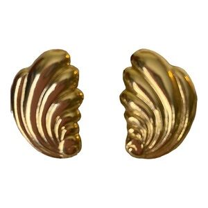 Vintage Gold Tone Pierced Shell Form Small Earrings